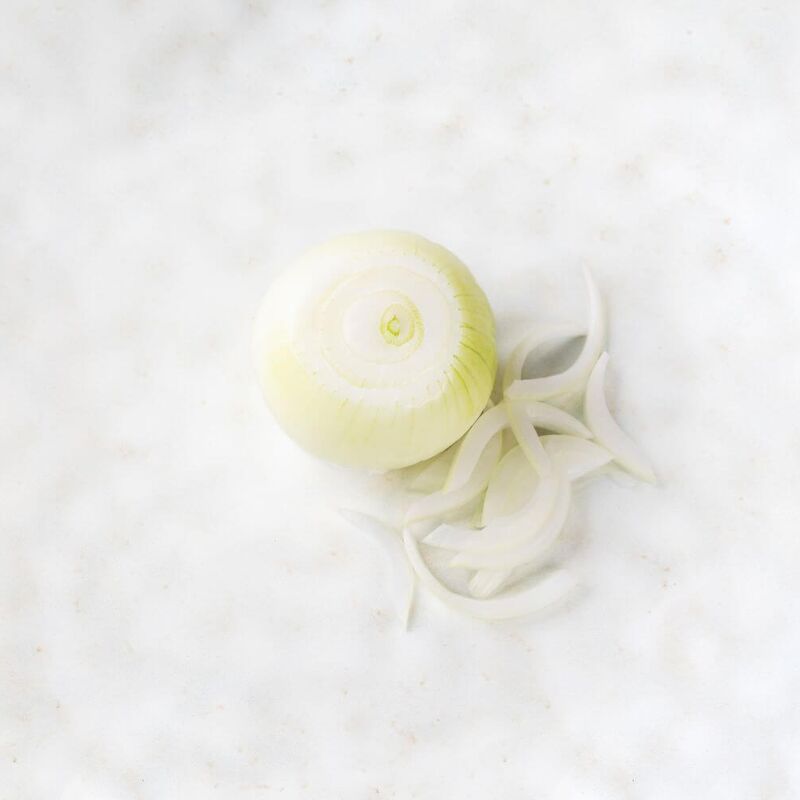 Geschälte gelbe Zwiebel