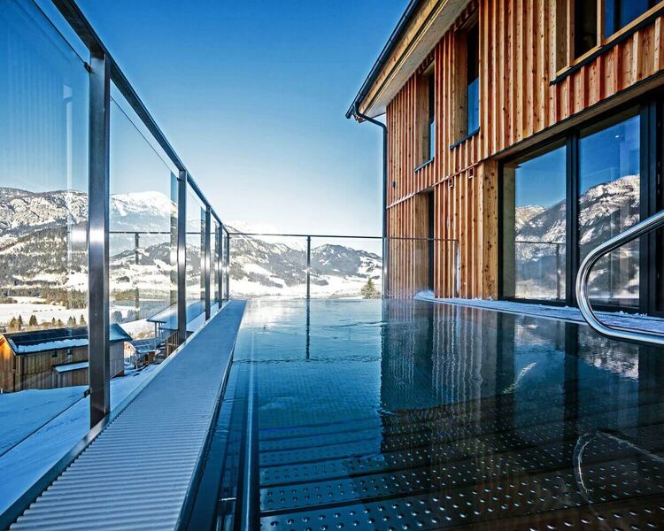 Ferienhaus mit privatem Swim Spa und Blick ins verschneite Ennstal