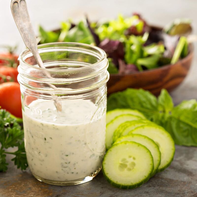 Schnelle Rezepte für die Ferienwohnung: Salat-Dressings (c) iStock_Veselova-Elena