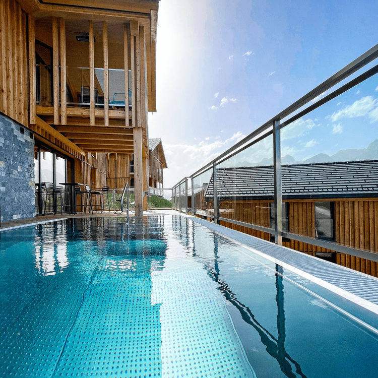 Privater Pool vor einem Ferienhaus aus Holz
