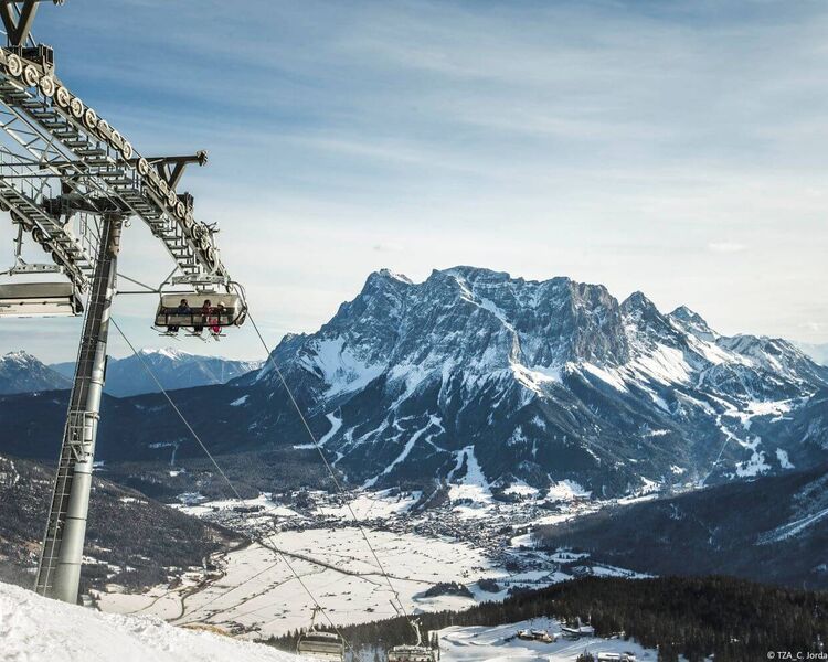 Skifahren in der Tiroler Zugspitz Arena (c) TZA C. Jorda