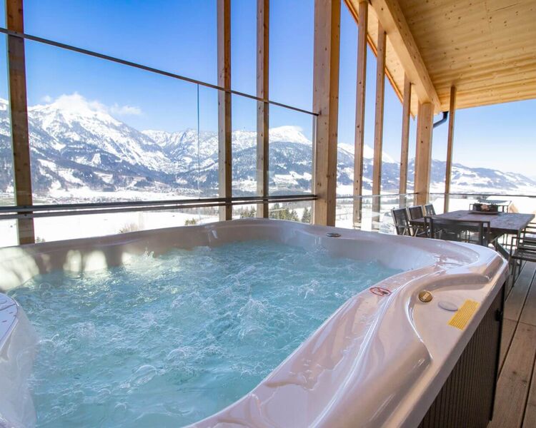 Blubbernder Whirlpool auf der Terrasse eines Ferienhauses im Winter