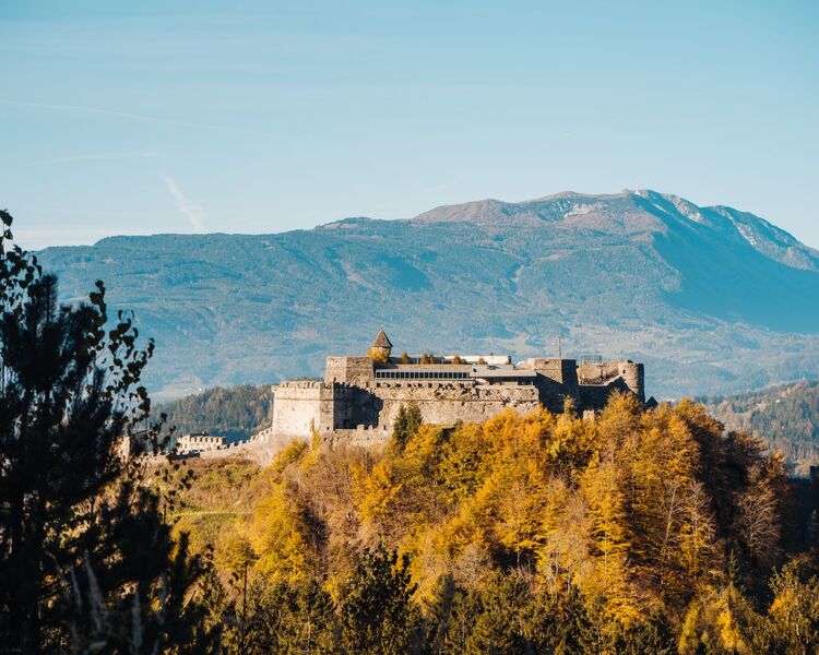 Burg Landskron am Ossiacher See im Herbst