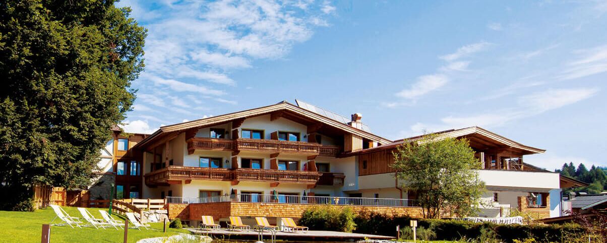Dorfresort Kitzbühel - Außenansicht im Sommer