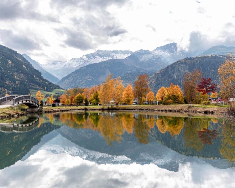 Badesee Uttendorf im Herbst mit bunten Farben