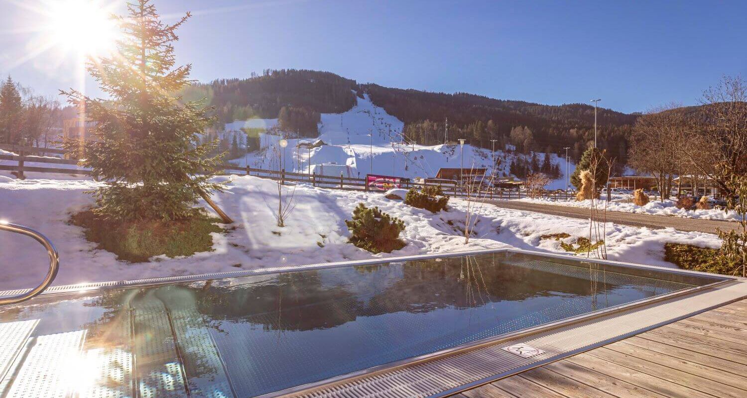 Privater Pool mit Blick auf die nahe Piste am Kreischberg