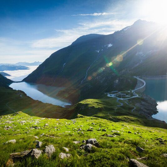 Die beiden Hochgebirgsstauseen Kaprun und die imposante Staumauer in hochalpiner Landschaft.