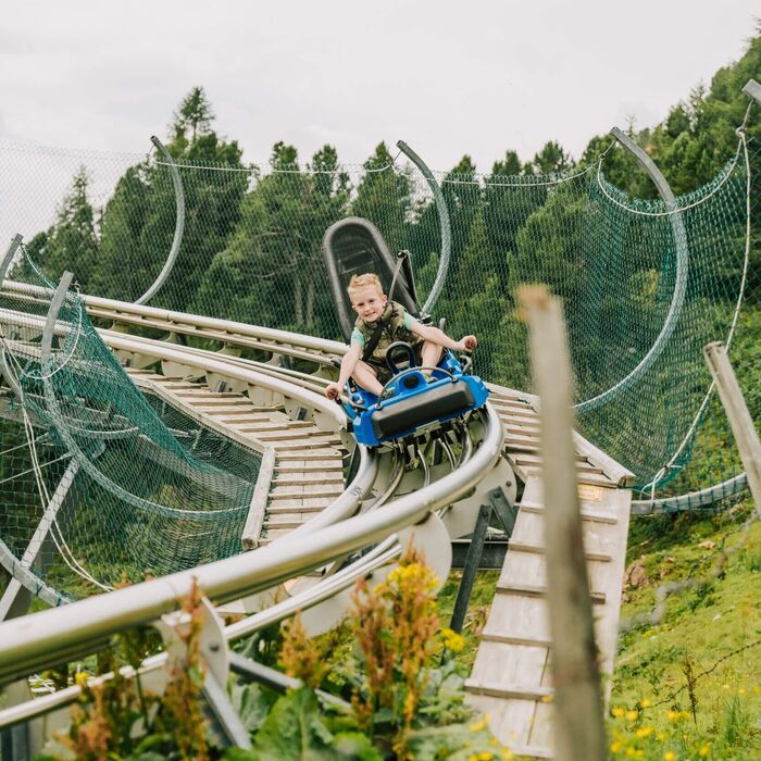 Ein Kind fährt mit dem Nocky Flitzer auf der Turracher Höhe in Kärnten