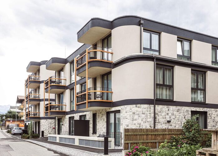 Außenansicht im Sommer - Zillertal Suites Fügen by ALPS RESORTS