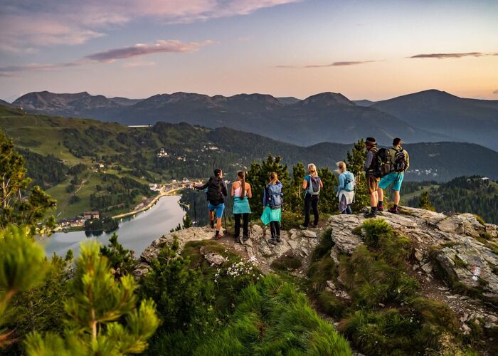 Gruppe beim Wandern mit traumhafter Aussicht