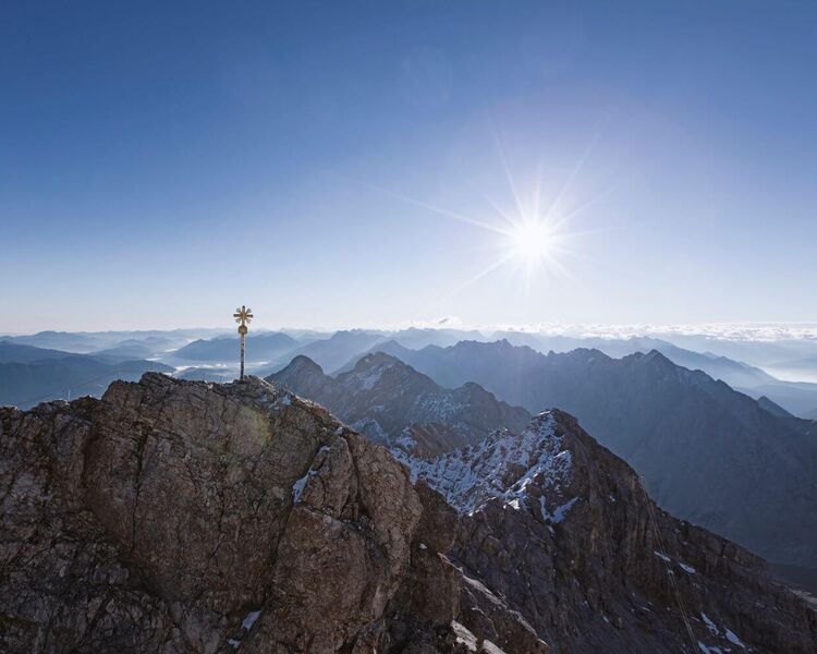 Gipfelkreuz am Gipfel der Zugspitze (c) Bayerische Zugspitzbahn Bergbahn AG, Matthias Fend