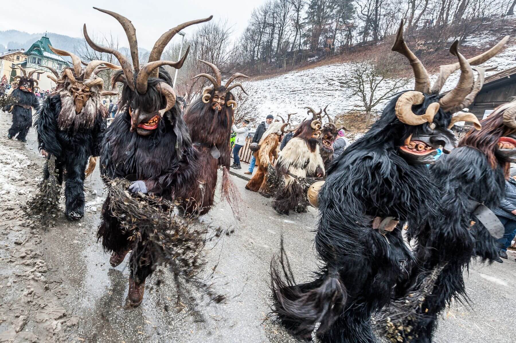 Krampusse beim traditionellen Krampuslauf in Bischofshofen im SalzburgerLand. © SalzburgerLand Tourismus GmbH
