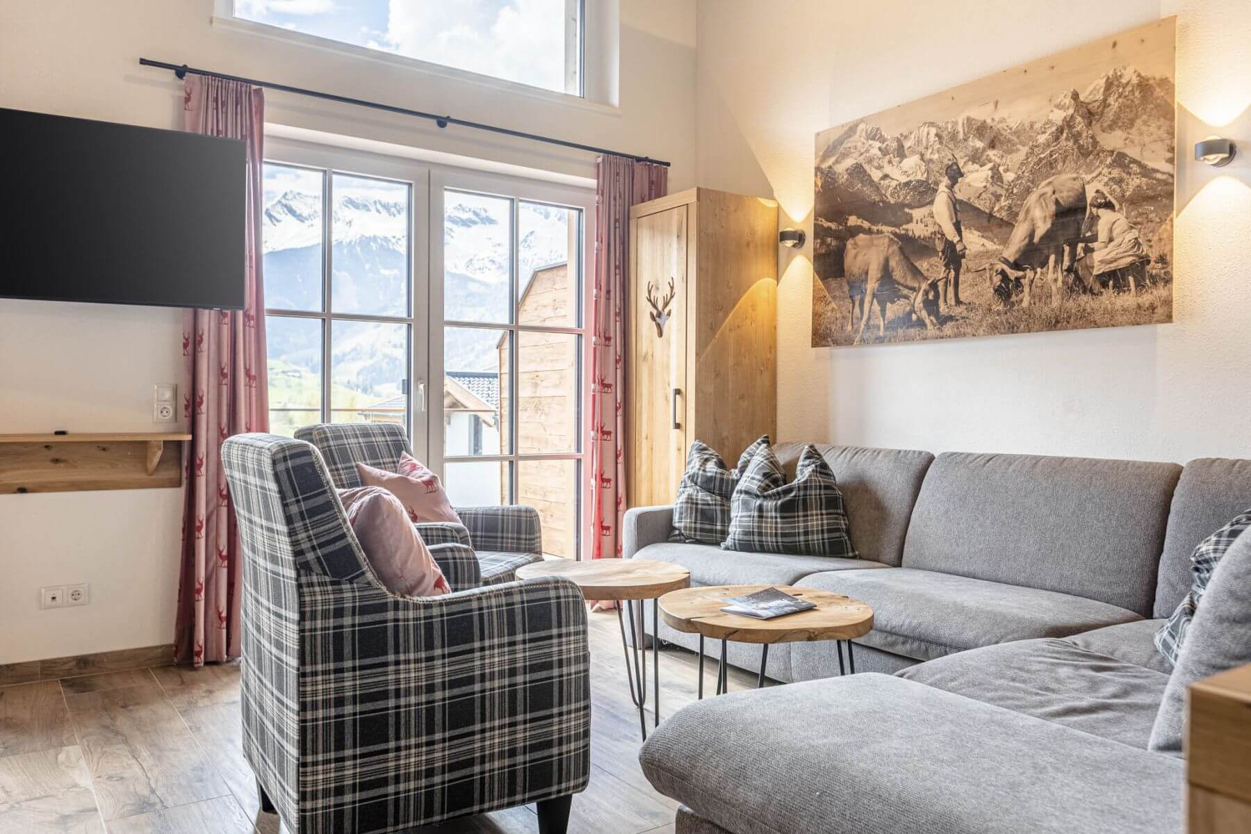 Gemütlicher Wohnbereich mit Blick auf den Erlebnisbadesee Uttendorf